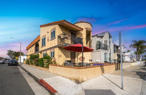 West Newport House | Spanish Castle in Newport Steps to the Sand and Grocery Store