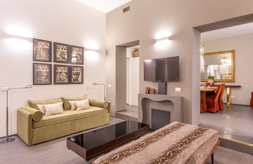 Rione III Colonna Apartment | Spanish Steps Deluxe Apartment
