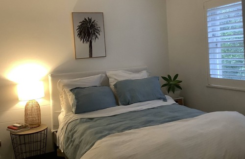 Avalon Beach Apartment | Spanish style block, cosy couple retreat