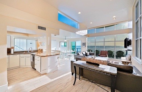 Central Mission Beach Condo | Sparkling 5BD Oceanfront Mission Beach Home! Huge Rooftop Deck, Steps to the Ocean, Parking; Great for Multigenerational families!