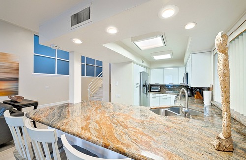 Central Mission Beach Condo | Sparkling 5BD Oceanfront Mission Beach Home! Huge Rooftop Deck, Steps to the Ocean, Parking; Great for Multigenerational families!