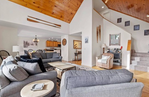 Lincoln Condo | Sparkling and spacious 5 bed with mountain views - Ski shuttle right outside!
