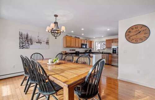 Lincoln Condo | Sparkling and spacious 5 bed with mountain views - Ski shuttle right outside!