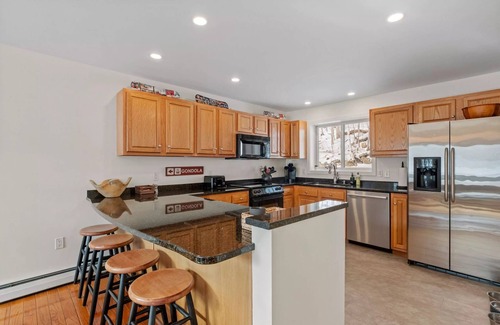Lincoln Condo | Sparkling and spacious 5 bed with mountain views - Ski shuttle right outside!