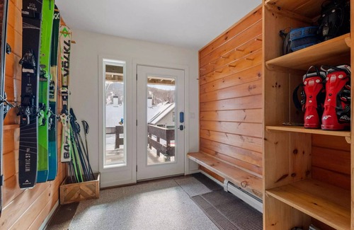 Lincoln Condo | Sparkling and spacious 5 bed with mountain views - Ski shuttle right outside!