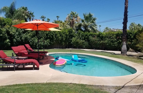 Palm Desert House | Sparkling backyard pool /Postmodern Paradise