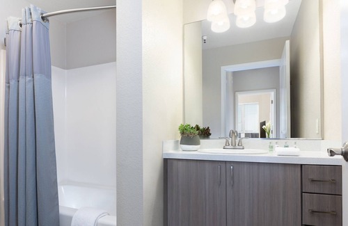 Emeryville Apartment | Sparkling Clean | Secure Access | Rooftop Pool