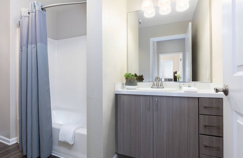 Emeryville Apartment | Sparkling Clean | Secure Access | Rooftop Pool