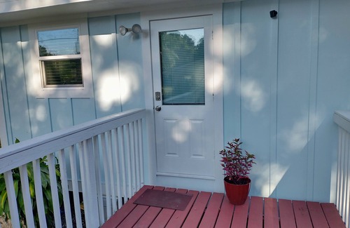 Nokomis House | Sparkling ensuite, minutes to beach, restaurants. Shared kitchen, living room.