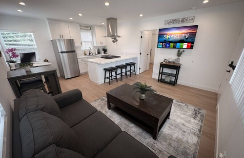 Burbank Apartment | Sparkling First Floor Burbank Home - near to all Burbank & Hollywood Attractions!