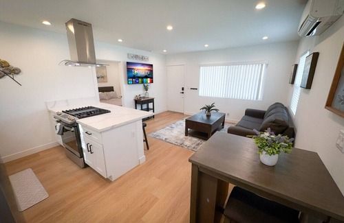 Burbank Apartment | Sparkling First Floor Burbank Home - near to all Burbank & Hollywood Attractions!