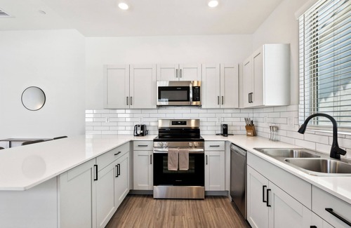 Sundance House | Sparkling Modern Home with Pool BBQ