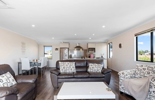 Papamoa Beach House | Sparkling Ocean Views - Papamoa Holiday House