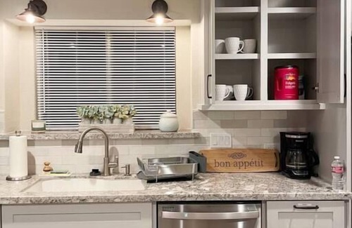 Barker House | Sparkling Springs - King Bed, Beauty, Charming, Family Fun