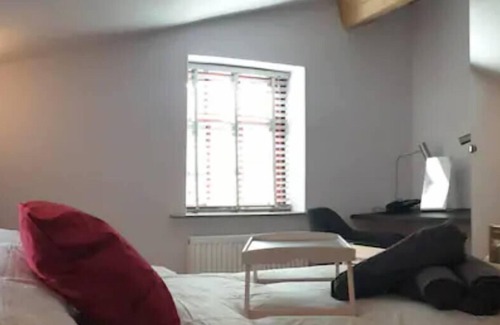 Burnley Apartment | Sparks - Family Suite in Canalside Guesthouse