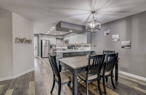 Lake Delton Condo | Sparrow's Nest - Stay at the lake, walk to Noah's Ark!