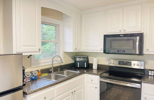 White Stone House | Spartanburg Golf/Fast WiFi/great for Work & Family Friendly