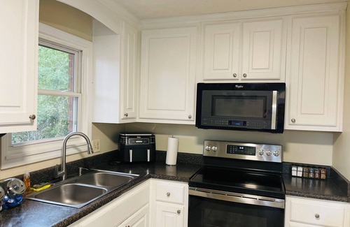 White Stone House | Spartanburg Golf/Fast WiFi/great for Work & Family Friendly