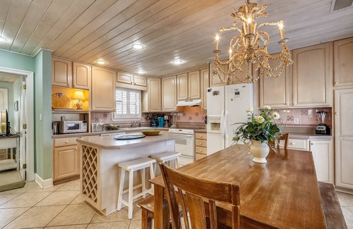 Holiday Isle Villa | SPC 12 is a 3 BR Villas that sleeps 10 on the lake