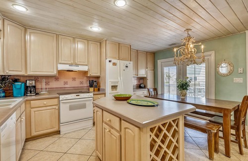 Holiday Isle Villa | SPC 12 is a 3 BR Villas that sleeps 10 on the lake