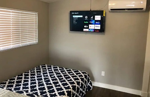 Sunrise Manor Apartment | Spcs & Comfy 1 Bdrm 1 Bed Vacay Studio Free Parkin