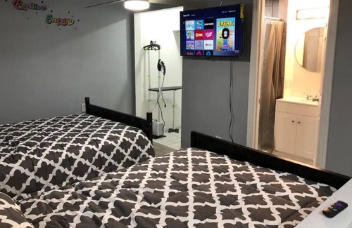 Sunrise Manor Apartment | Spcs & Comfy 1 Bdrm 2 Bed Vacay Studio Free Parkin