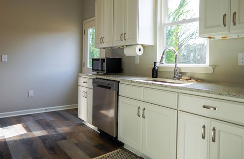 Durham House | Speakeasy Hideout 4 miles to Duke-King Size Bed