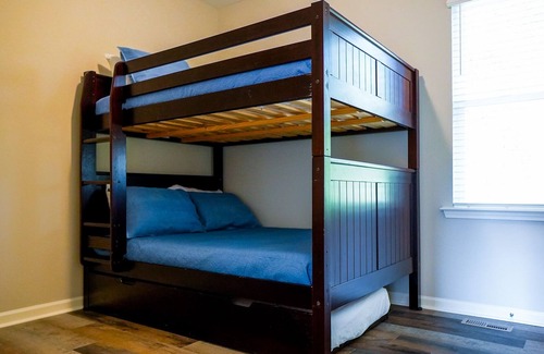Durham House | Speakeasy Hideout 4 miles to Duke-King Size Bed