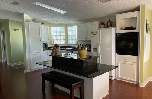 Weeki Wachee Gardens House | SPECIAL DEAL! LUXURY WATERFRONT King & Queen Suites 3 Baths Kayaks Modern