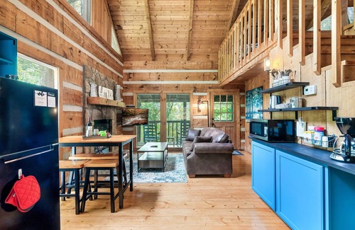 Gatlinburg - Pigeon Forge Cabin | Special! Hot Tub | Grill | Game Room | Fire Pit