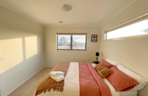 Melbourne Bed & Breakfast | Special offer! Jap-inspired stay with Lakeside view Room OR Entire House