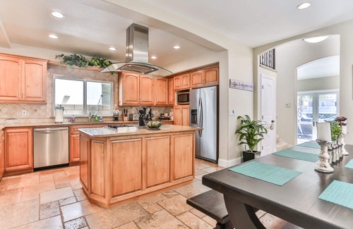 Huntington Beach House | Special rates for fire victims of the LA fires!n1 block to Main Street, pier,