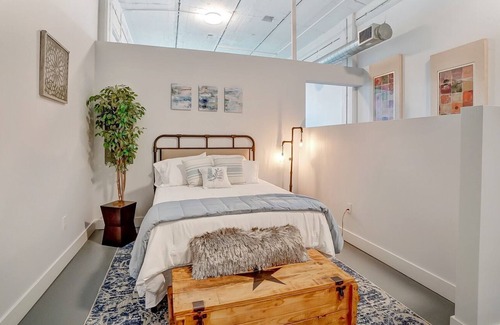 Otterbien Home Apartment | Special Rates- Historic Cartridge Factory- 2 Bd- Sleeps 6- Bike Trail
