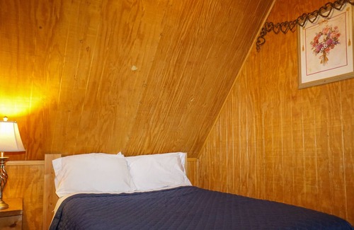 Cherokee Cabin | SPECIAL *Sept. 13th- Oct. 4th 20% off* Ol'Smoky Log Cabin on the River Unit 3