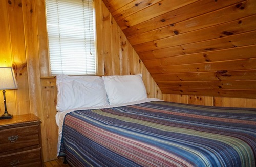 Cherokee Cabin | SPECIAL *Sept. 13th- Oct. 4th 20% off* Ol'Smoky Log Cabin on the River Unit 6