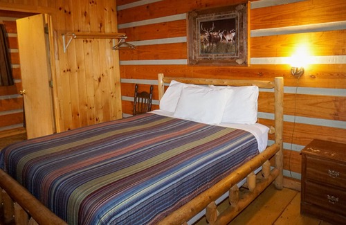 Cherokee Cabin | SPECIAL *Sept. 13th- Oct. 4th 20% off* Ol'Smoky Log Cabin on the River Unit 6