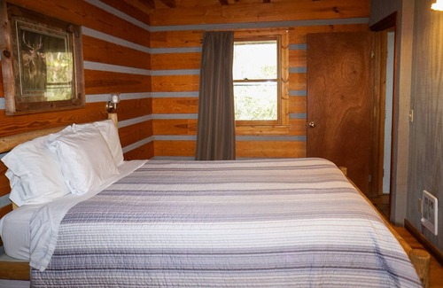 Cherokee Cabin | SPECIAL *Sept. 13th- Oct. 4th 20% off* Ol'Smoky Log Cabin on the River Unit 5
