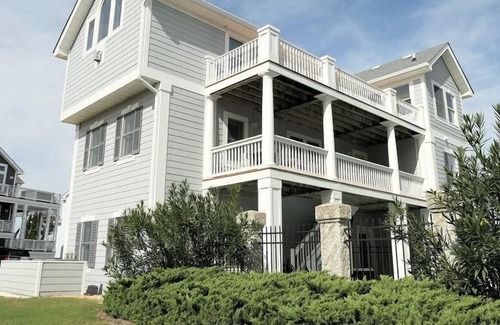 Buck Island House | Specials! Free pool heat! Flexible stay, Walk to the Beach, Amenities!