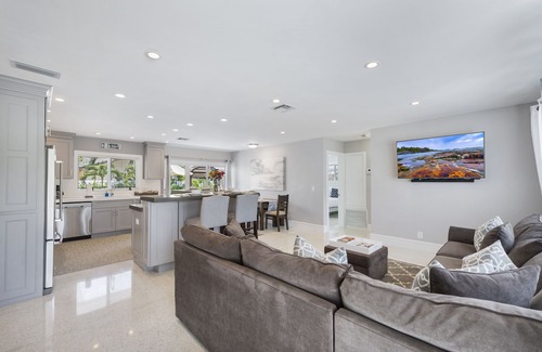 Lauderdale-by-the-Sea House | SPECIALS! BEAUTIFUL BEACH HOUSE ! WALK 2 BEACH POOL ! HOT TUB