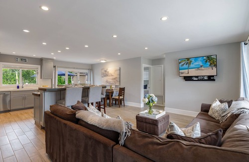 Lauderdale-by-the-Sea House | SPECIALS! BEAUTIFUL BEACH HOUSE ! WALK 2 BEACH POOL ! HOT TUB
