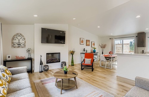 Haller Lake House | Specious 3-Bedroom house in Seattle- NearnLight Rail and UW, Free Parking