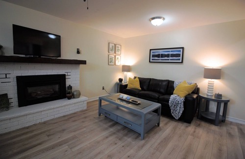 Barrie Apartment | Specious Executive Apartment Minutes from Barrie Waterfront parks