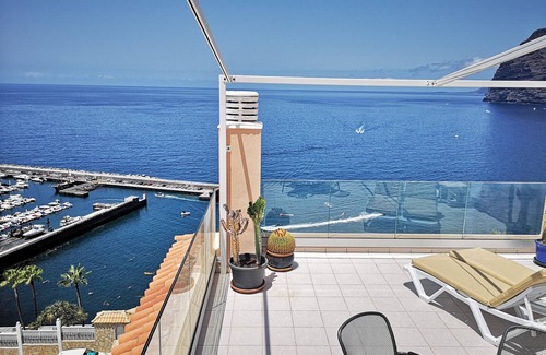 Los Gigantes Apartment | SPECTACULAR SUNNY APARTMENT WITH WIFI, POOL, PANORAMIC CLIFF & SEA VIEWS.