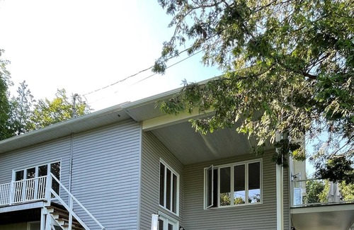 La Peche Cottage | Spectacles lake view cottage with outdoor Hot Tub, close to ski hills