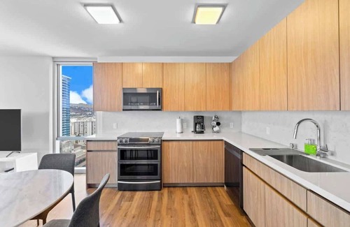 Ala Moana Apartment | Spectacular 2BR 2BA Parking + Pool