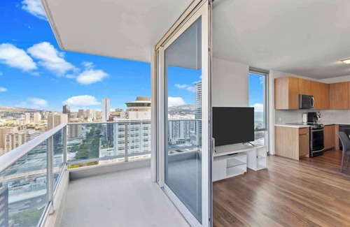 Ala Moana Apartment | Spectacular 2BR 2BA Parking + Pool