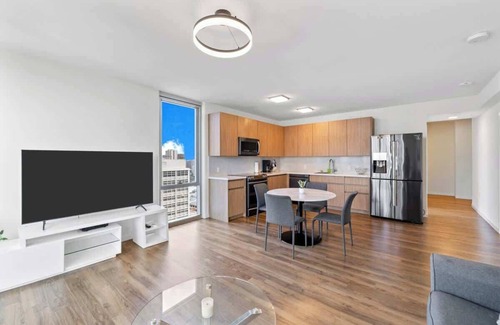 Ala Moana Apartment | Spectacular 2BR 2BA Parking + Pool