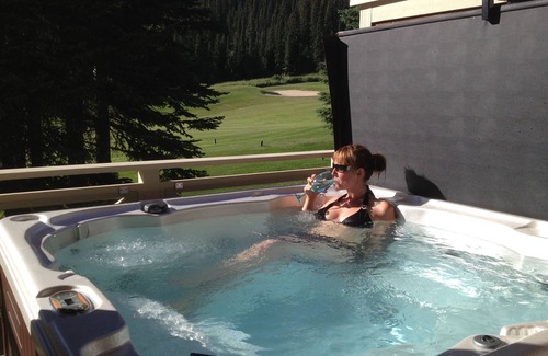 Sun Peaks Condo | Spectacular 3 Bdrm [2 Bdrm+loft], 2BA, Ski-in/ski-out, Hot tub & Amazing Views