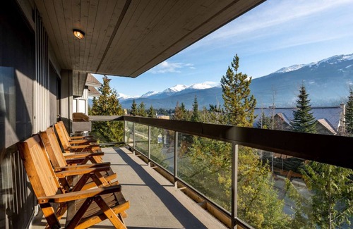 Blueberry Hill Condo | Spectacular 3 bed/2 bath Penthouse with Mtn Views