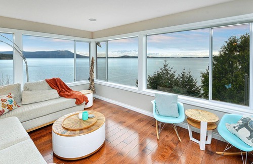 Mill Bay House | Spectacular 3 Bedroom Cottage on Saanich Inlet